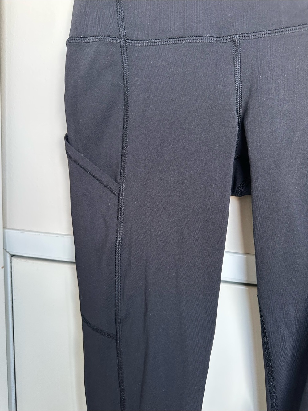 Lululemon Black Inspire Crop Leggings with Ankle Zippers and Side Pockets Sz 4 - Picture 4 of 11